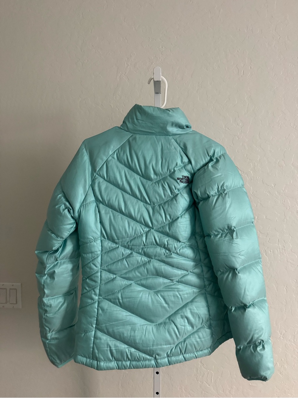 The North Face Women's Aqua Green Puffer Jacket - Picture 2 of 2